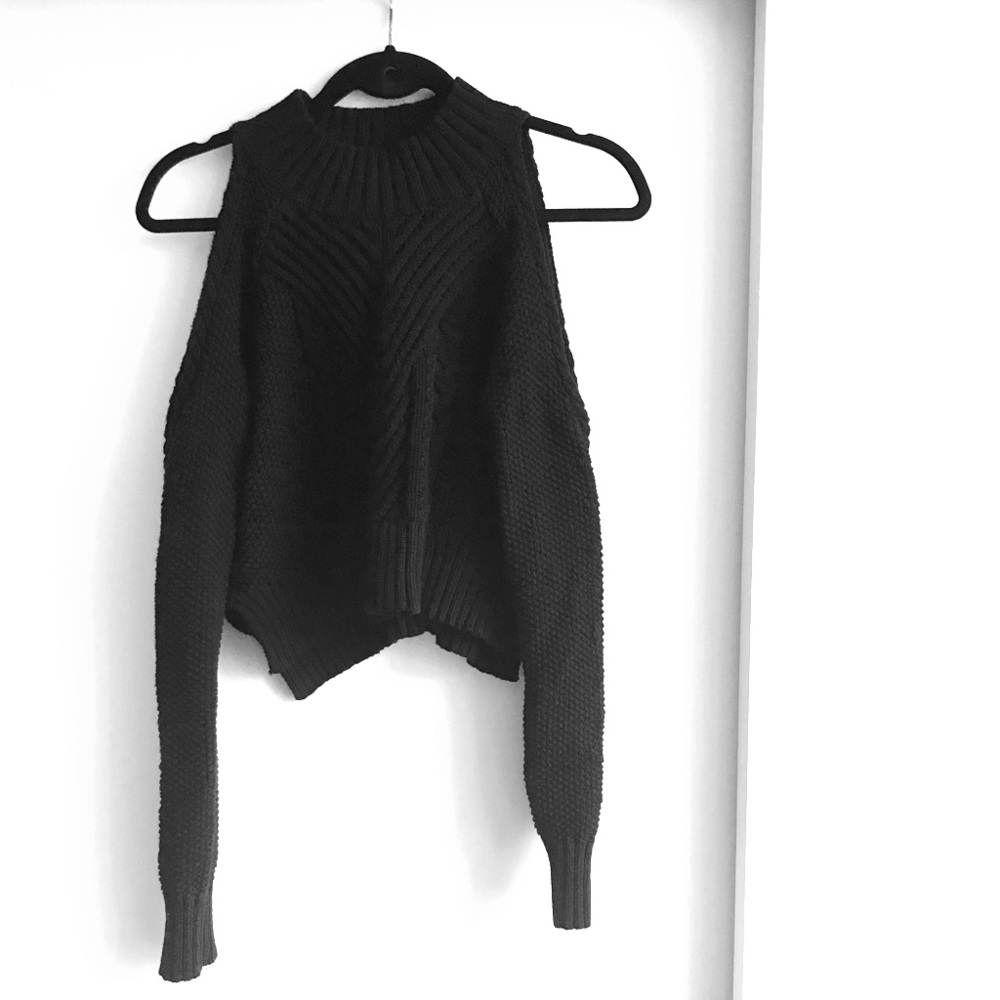 Article Open-Shoulder Cropped Sweater